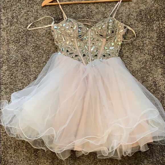 Dave and Johnny nude beaded dress. - Picture 1 of 2